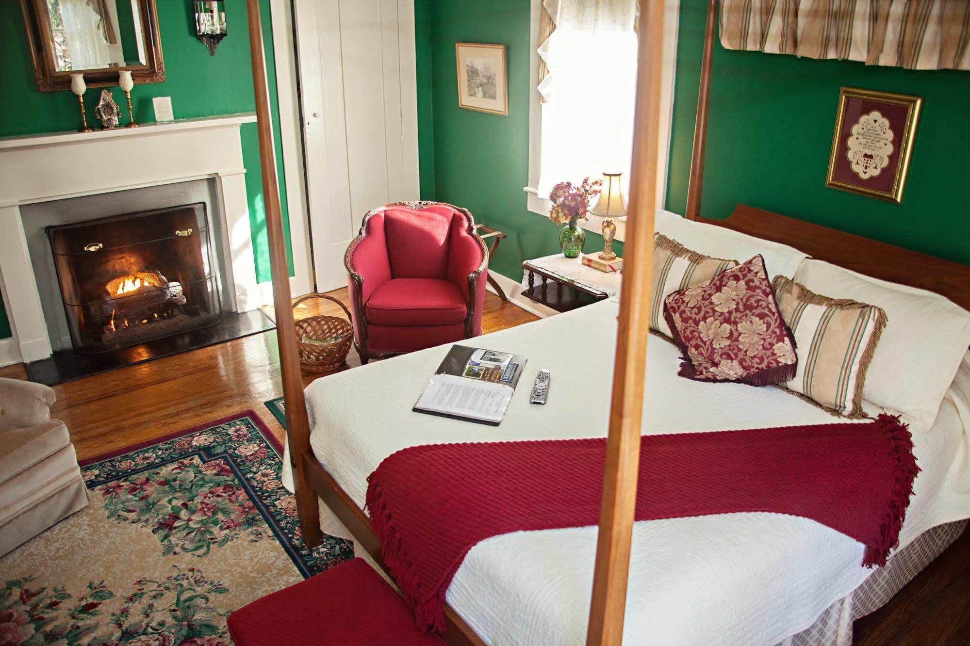 The Carriage Inn Bed And Breakfast 查尔斯镇 外观 照片