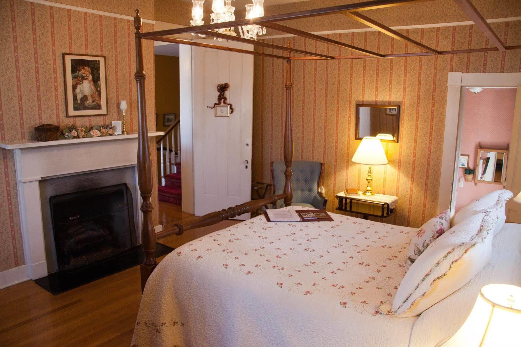 The Carriage Inn Bed And Breakfast 查尔斯镇 外观 照片